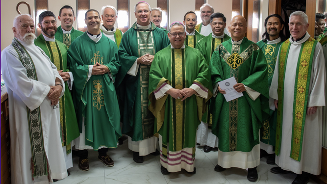John P. Dolan, obispo de Phoenix, con varios jesuitas que trabajan en su diócesis