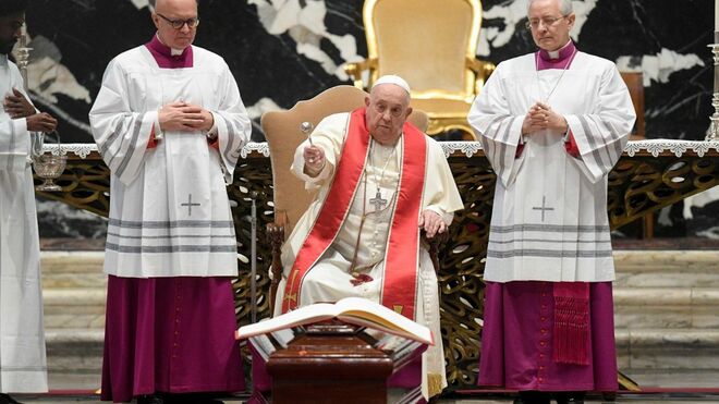 Francisco en los funerales del cardenal Amato