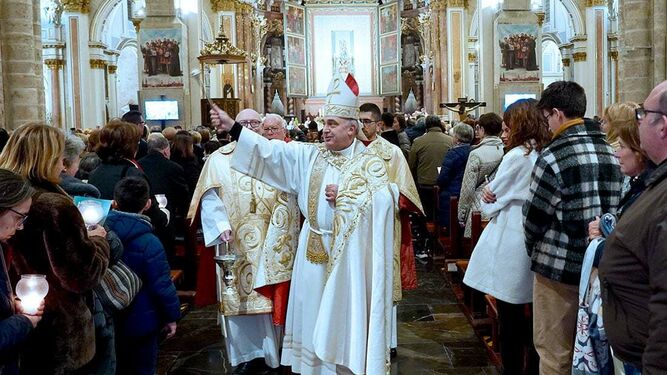 Benavent bendice a los fieles en la catedral