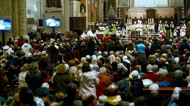 Los fieles abarataron la catedral