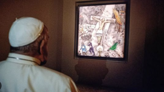 El Papa ante la crucifixión de Chagall
