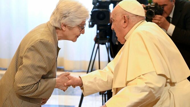 Francisco, con una de las religiosas