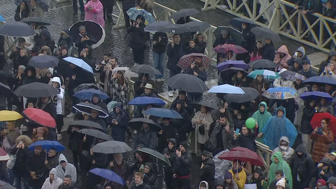 Fieles en San Pedro para el ángelus bajo la lluvia