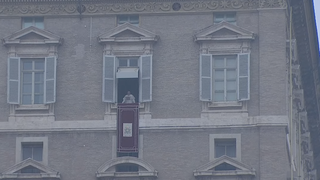 El Papa, en el balcón apostólico, en una mañana lluviosa