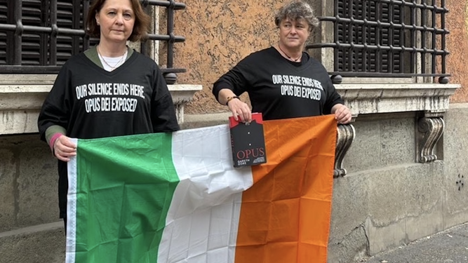 Anne Marie Allen y Claudine Maguire, ex numerarias auxiliares, ante la sede del Opus en Roma