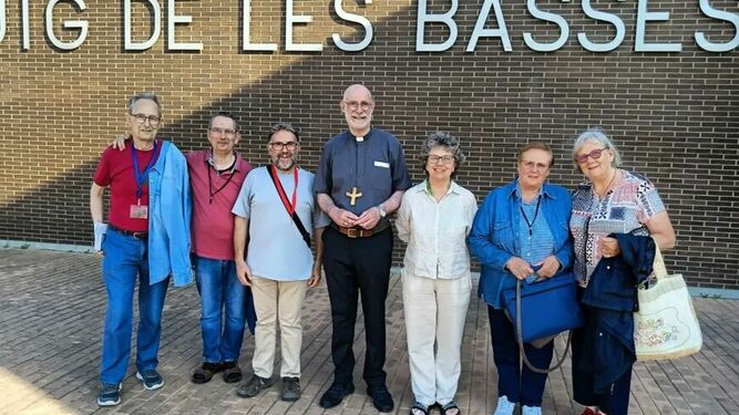 Octavi Vilà, obispo de Girona, ante la cárcel con miembros de la pastoral penitenciara