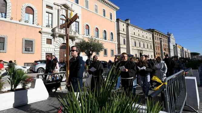 Grupo de peregrinos con la cruz del Jubileo 2025 en el Vaticano