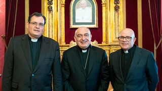 Fernando Ramón y Arturo Javier García con el arzobispo Enrique Benavent en el centro