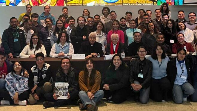 El Padre Ángel, con jóvenes católicos