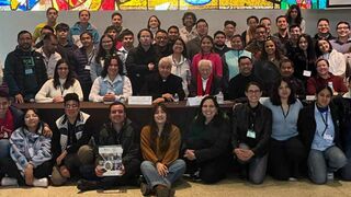 El Padre Ángel, con jóvenes católicos