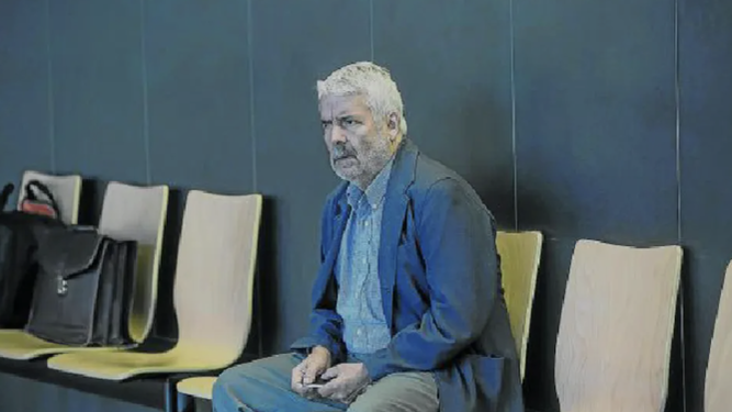 Eduardo Lacasta en los pasillos de la Ciudad de la Justicia de Zaragoza