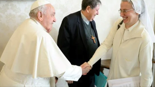 El Papa saluda a Brambilla, mientras Braz de Aviz se retira