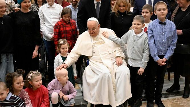 Francisco acaricia a uno d los niños enfermos