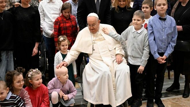 Francisco acaricia a un niños enfermo