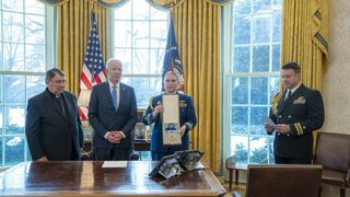 Entrega de la condecoración al Papa Francisco