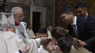 El Papa bautizó a uno de los pequeños