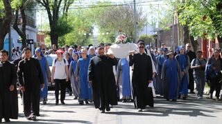 Procesión con miembros del Instituto del Verbo Encarnado