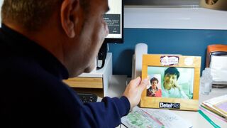 Francesc Figueras, junto al retrato de Rosa Deulofeu