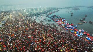Los fieles celebran el Kumbh Mela en Uttar Pradesh