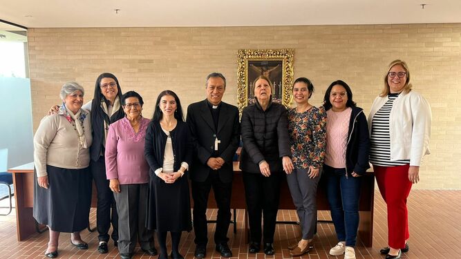 Miembros de RED OVLAC con el obispo Lizardo Estrada en un reciente encuentro