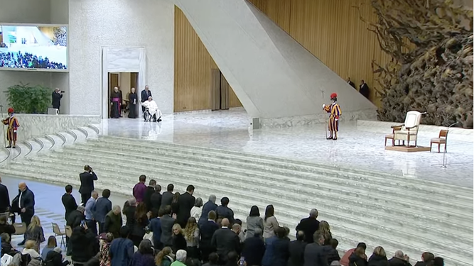 Francisco entra al Aula Pablo VI para la audiencia