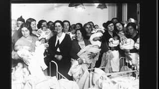 Clara Campoamor, durante un reparto de cunas