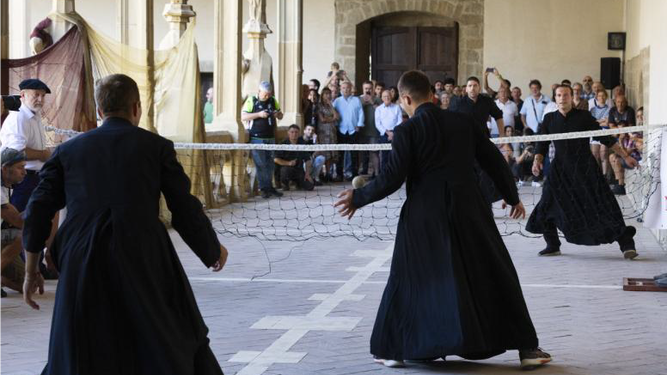Pelota en el patio de la catedral de Pamplona