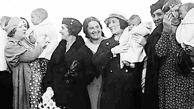 Clara Campoamor, con las directivas de la Unión Republicana Femenina en el grupo de cunas de Vaciamadrid
