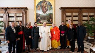 El Papa con una delegación de budistas de Mongolia