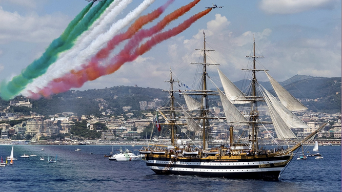 El buque escuela Amerigo Vespucci zarpando de Génova