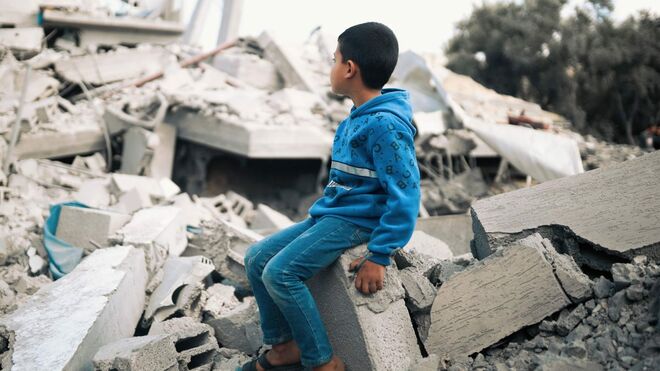 Un niño sobre un montón de escombros. Gaza