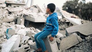 Un niño sobre un montón de escombros. Gaza