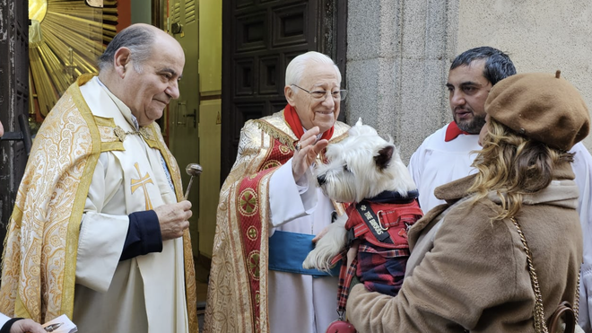 Primeras bendiciones con el Padre Ángel en San Antón
