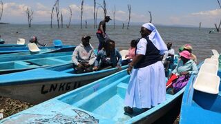 Sor Mumbua presta atención pastoral en Karagita Beach, Naivasha