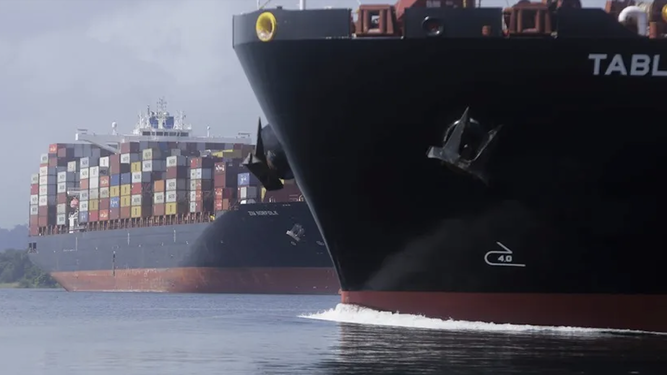 Buques portacontenedores cruzan el Canal de Panamá