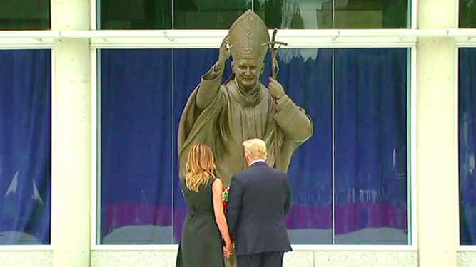 Trump ante estatua Juan Pablo II