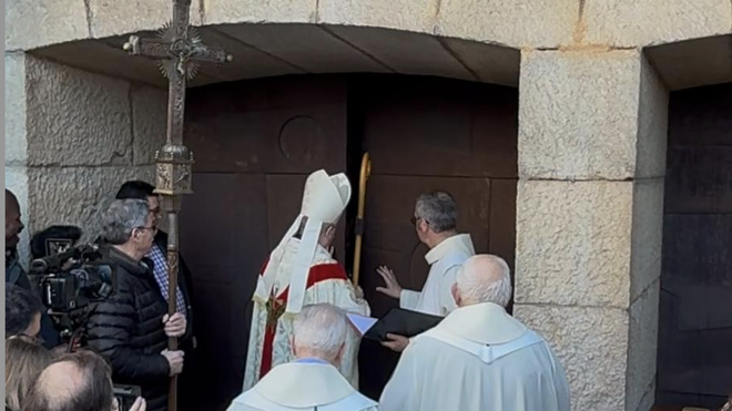 El obispo abre la puerta del santuario