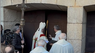 El obispo abre la puerta del santuario