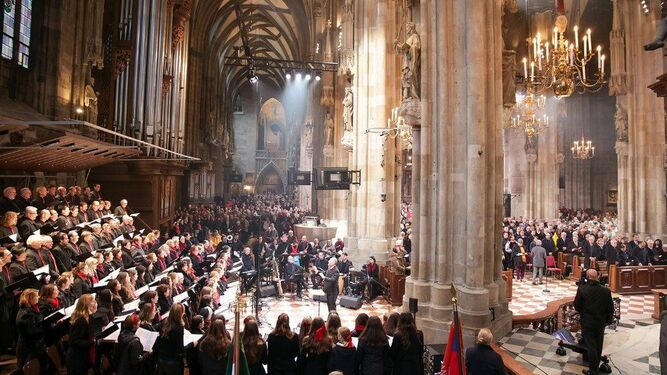 Unas 4.000 personas asistieron a la misa de acción de gracias del cardenal Schönborn