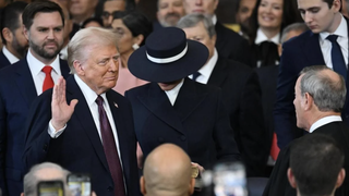 Trump, junto a Melania, jura la Constitución