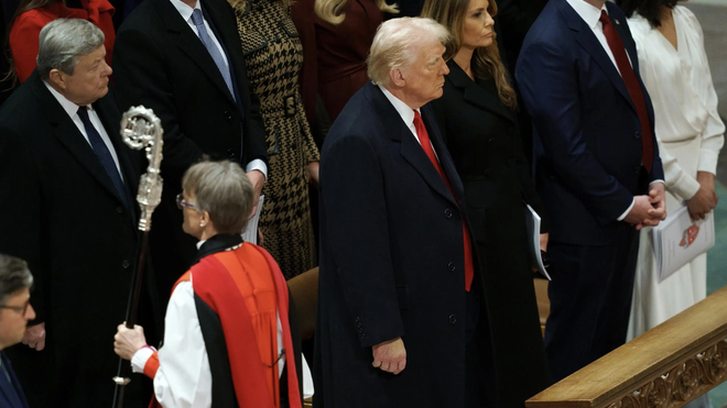 La obispa Mariann Edgar Budde pasa ante Trump