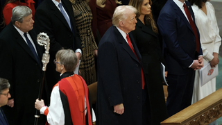 La obispa Mariann Edgar Budde pasa ante Trump