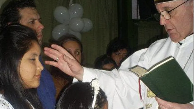 Bergoglio bautizando a las hijas de trabajadores inmigrantes