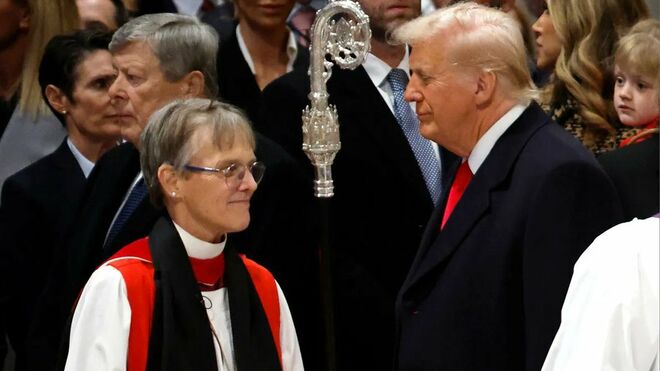 Budde pasa por delante de Trump durante el servicio