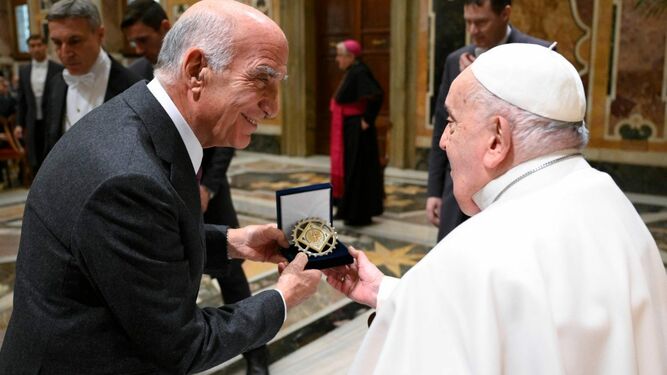 El presidente de la Federación Automóvil Club de Italia entrega una insignia al Papa