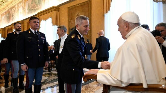 Francisco saluda a miembros de Seguridad Pública del Vaticano
