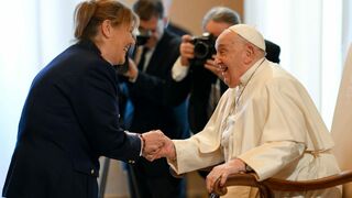 El Papa saluda a una de las participantes en la audiencia