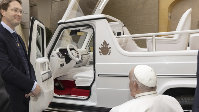 El papamóvil eléctrico del Papa