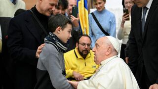 Francisco saluda a un niño al final de la audiencia general