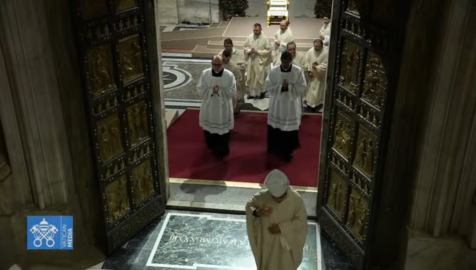 Padre Arivaldo atraviesa la puerta santa